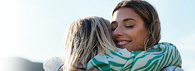 header notre raison d'etre - 2 femmes dans les bras